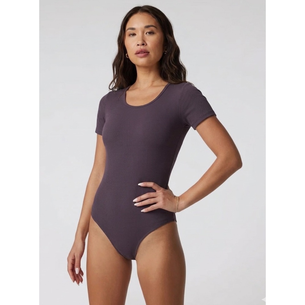 VUORI Short Sleeve Pose Bodysuit - Sangria Plum XS